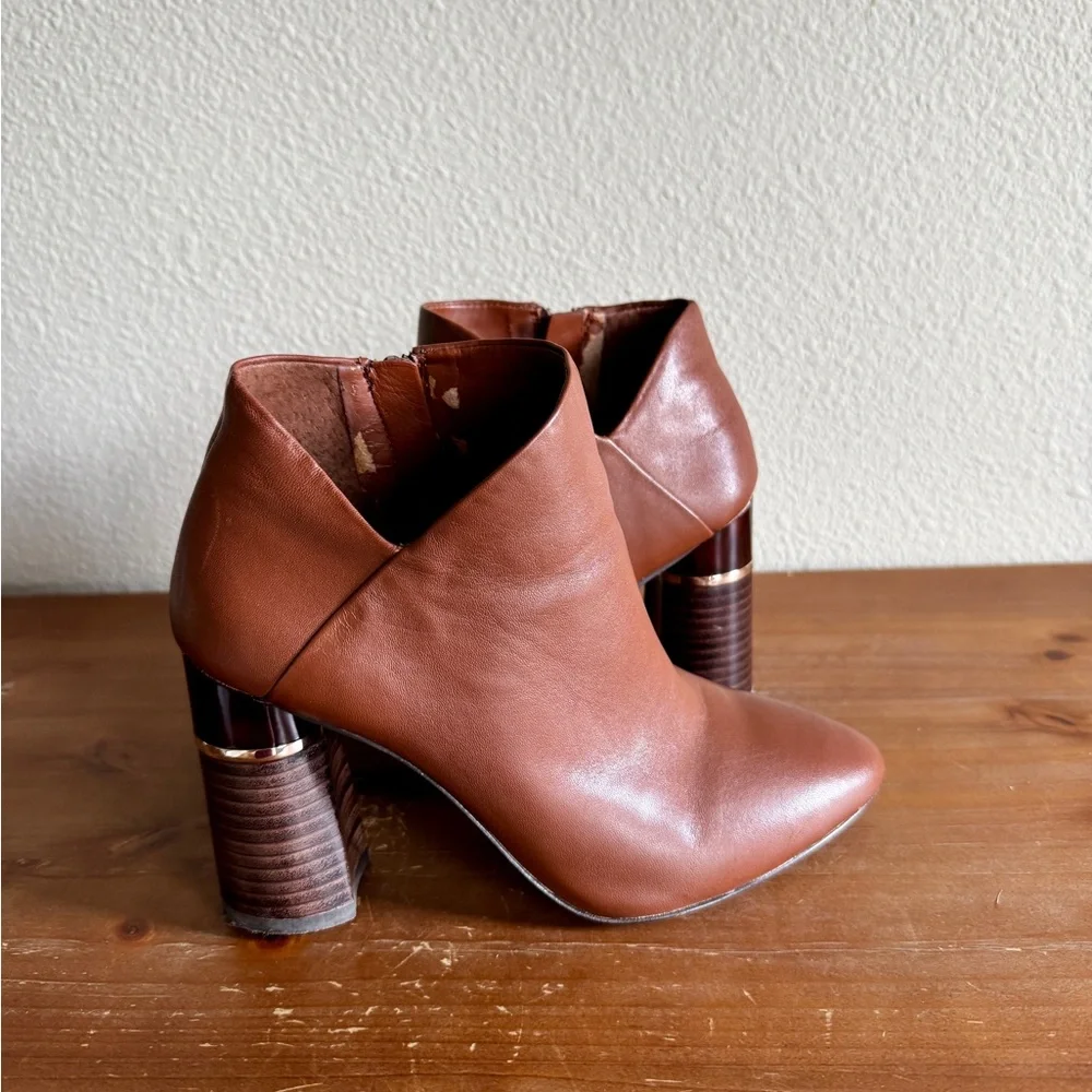 Antonio Melani Sofie Cognac Leather V-Cut Ankle Boots Block Gold Heel Bootie 7M